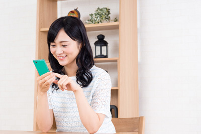 電話する女性